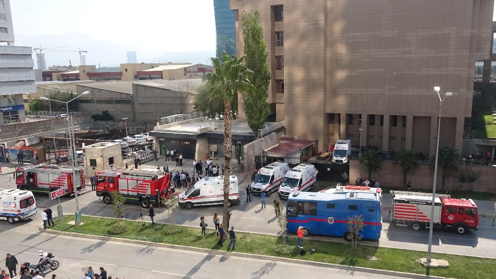 İzmir Adliyesi'nde gaz paniği