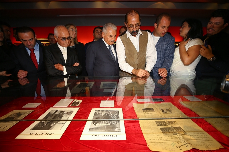 Atatürk sergisini Yıldırım açtı