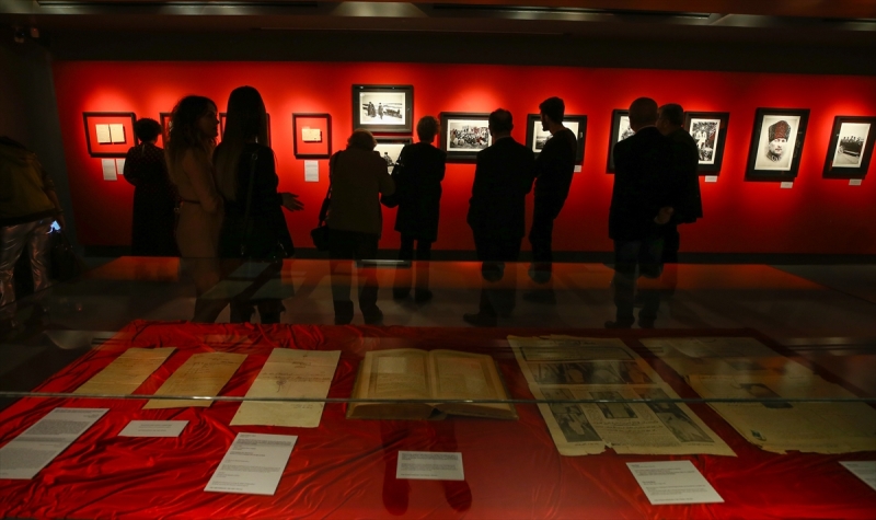Atatürk sergisini Yıldırım açtı