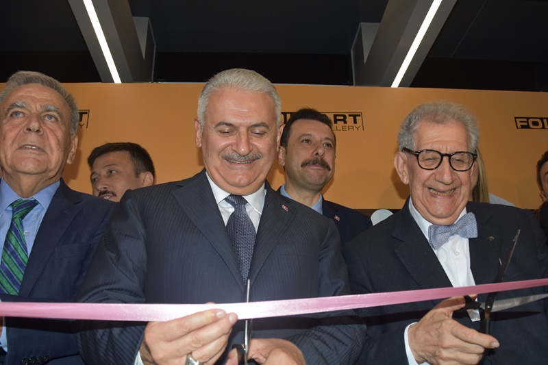 Atatürk sergisini Yıldırım açtı