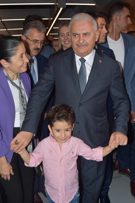 Atatürk sergisini Yıldırım açtı