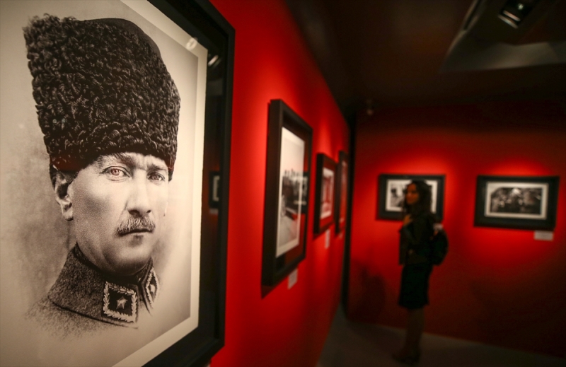 Atatürk sergisini Yıldırım açtı