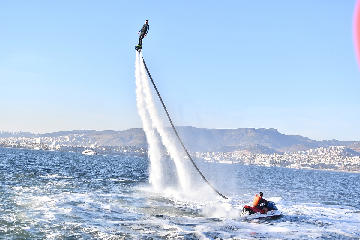 İzmirlilere flyboard sürprizi!
