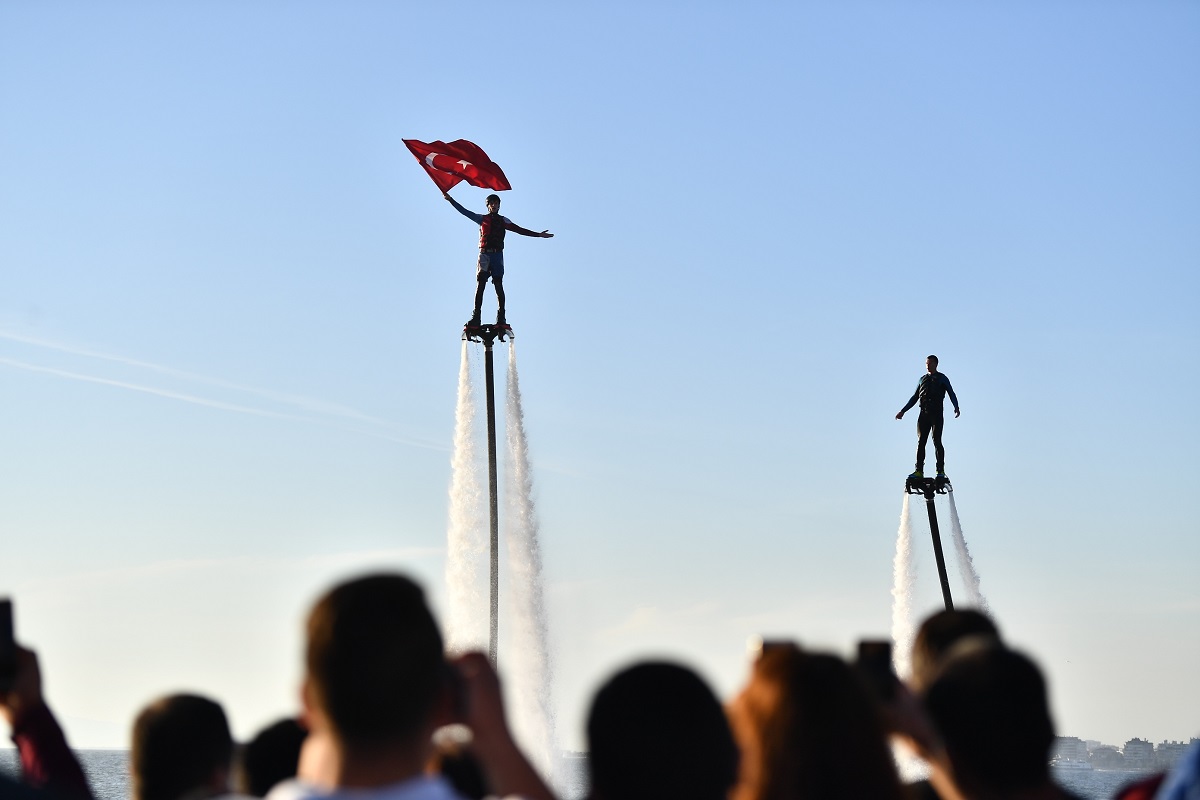 İzmirlilere flyboard sürprizi!