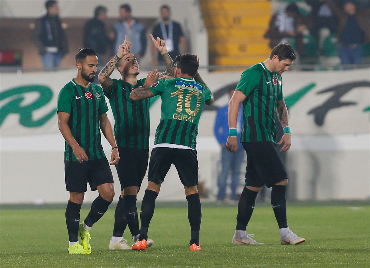 Akhisarspor-Göztepe mücadelesinden kareler