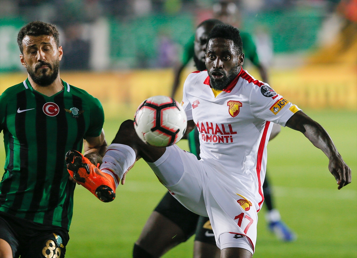 Akhisarspor-Göztepe mücadelesinden kareler