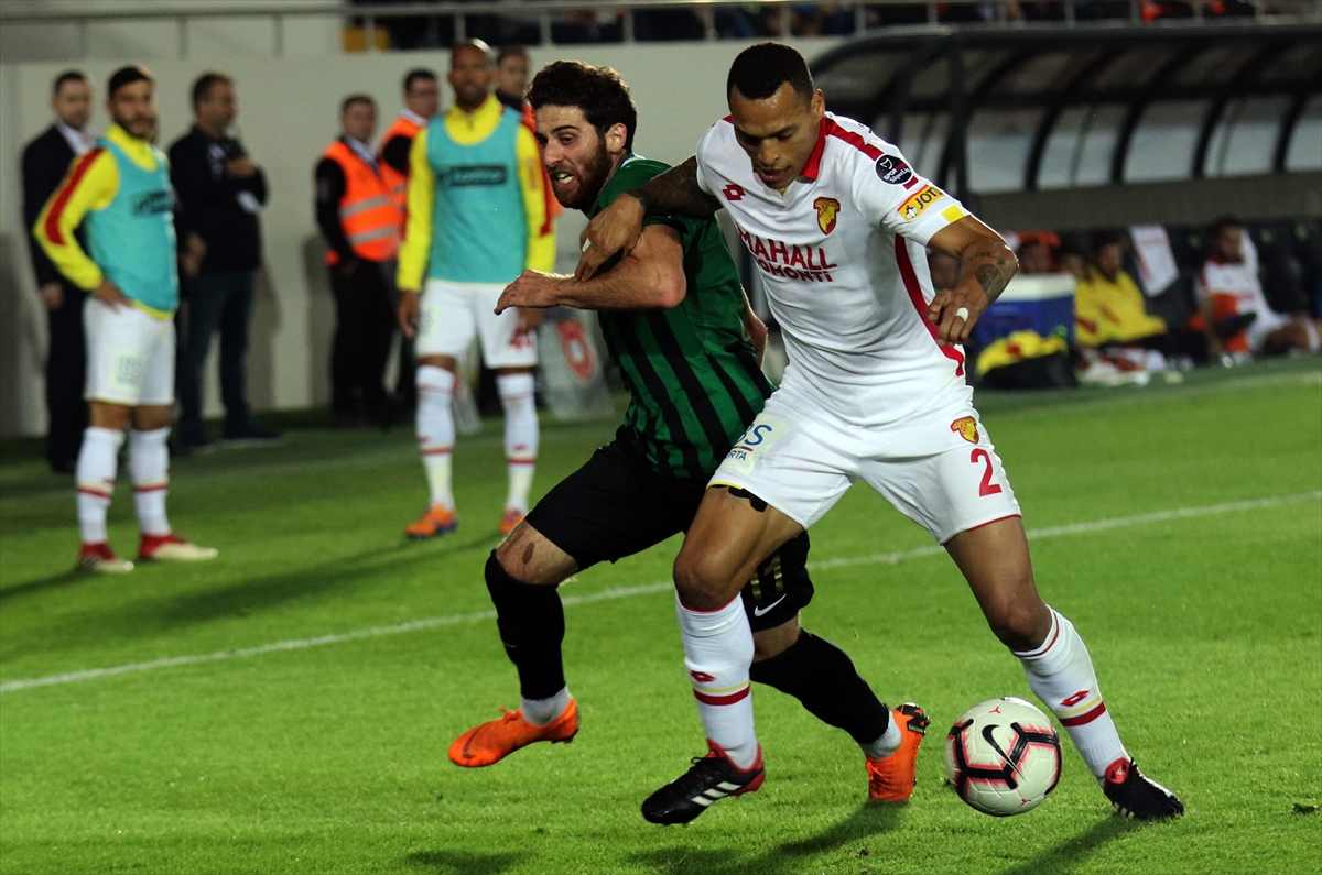 Akhisarspor-Göztepe mücadelesinden kareler