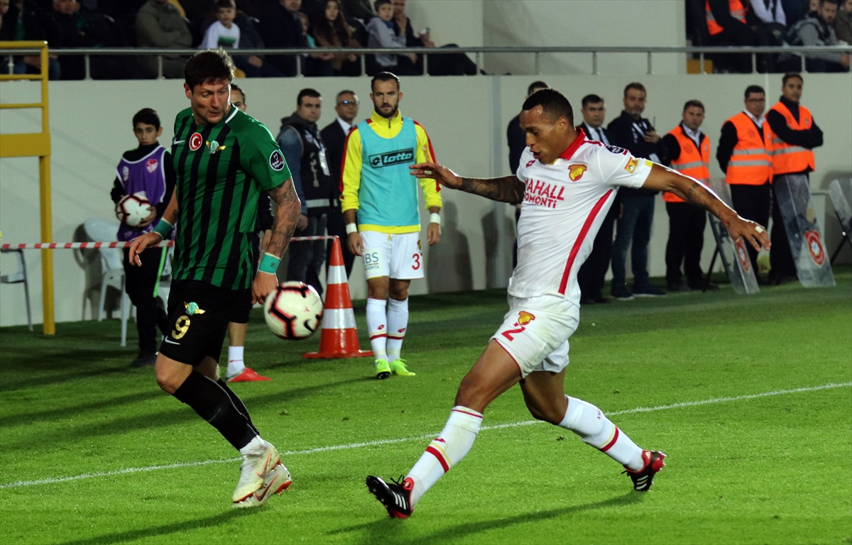 Akhisarspor-Göztepe mücadelesinden kareler