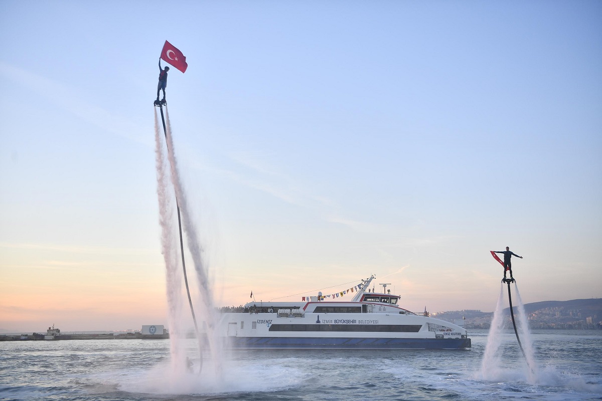 İzmirlilere flyboard sürprizi!
