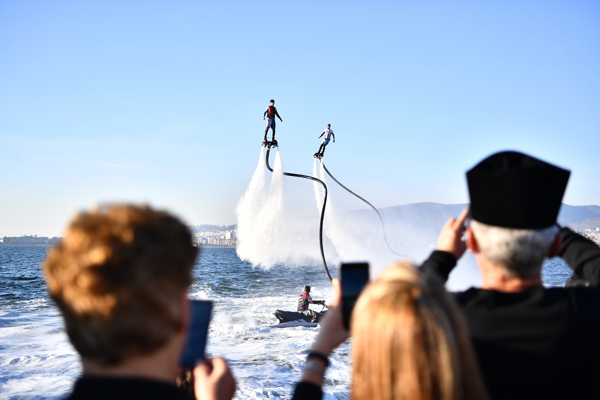 İzmirlilere flyboard sürprizi!