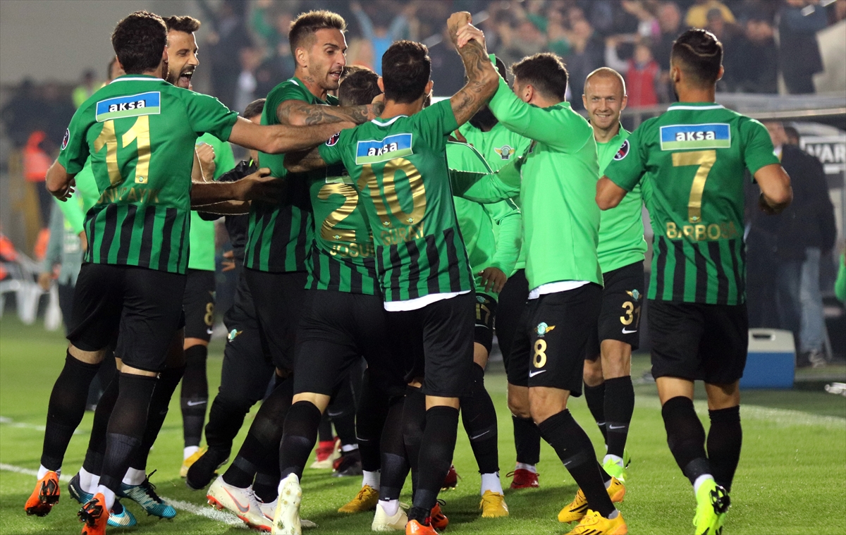 Akhisarspor-Göztepe mücadelesinden kareler