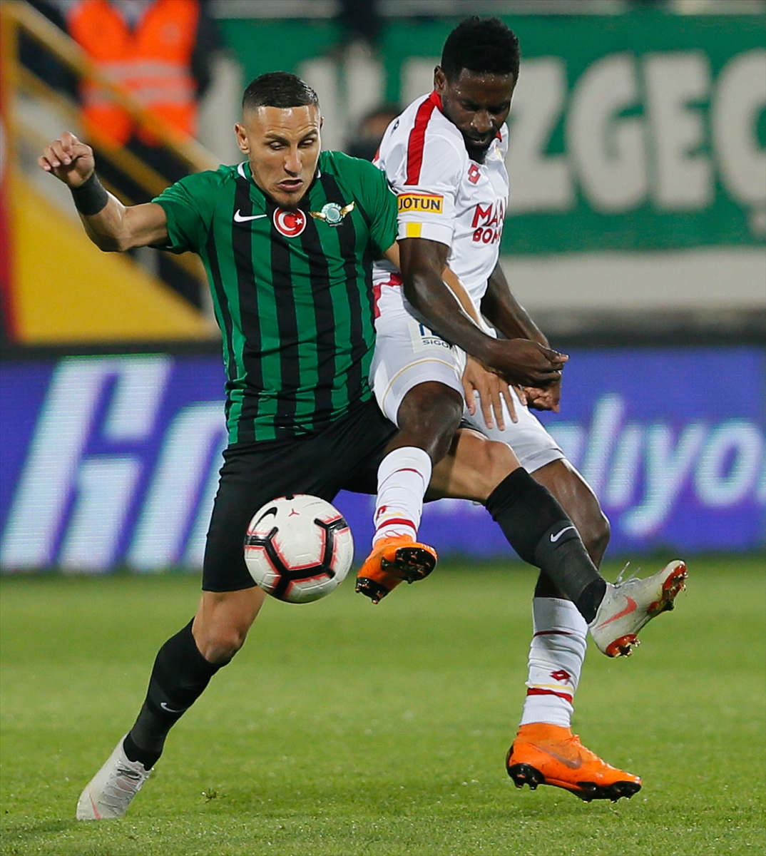 Akhisarspor-Göztepe mücadelesinden kareler