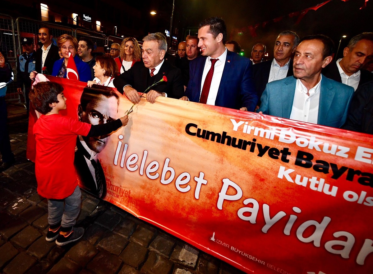 Yer gök Cumhuriyet ışığıyla aydınlandı!