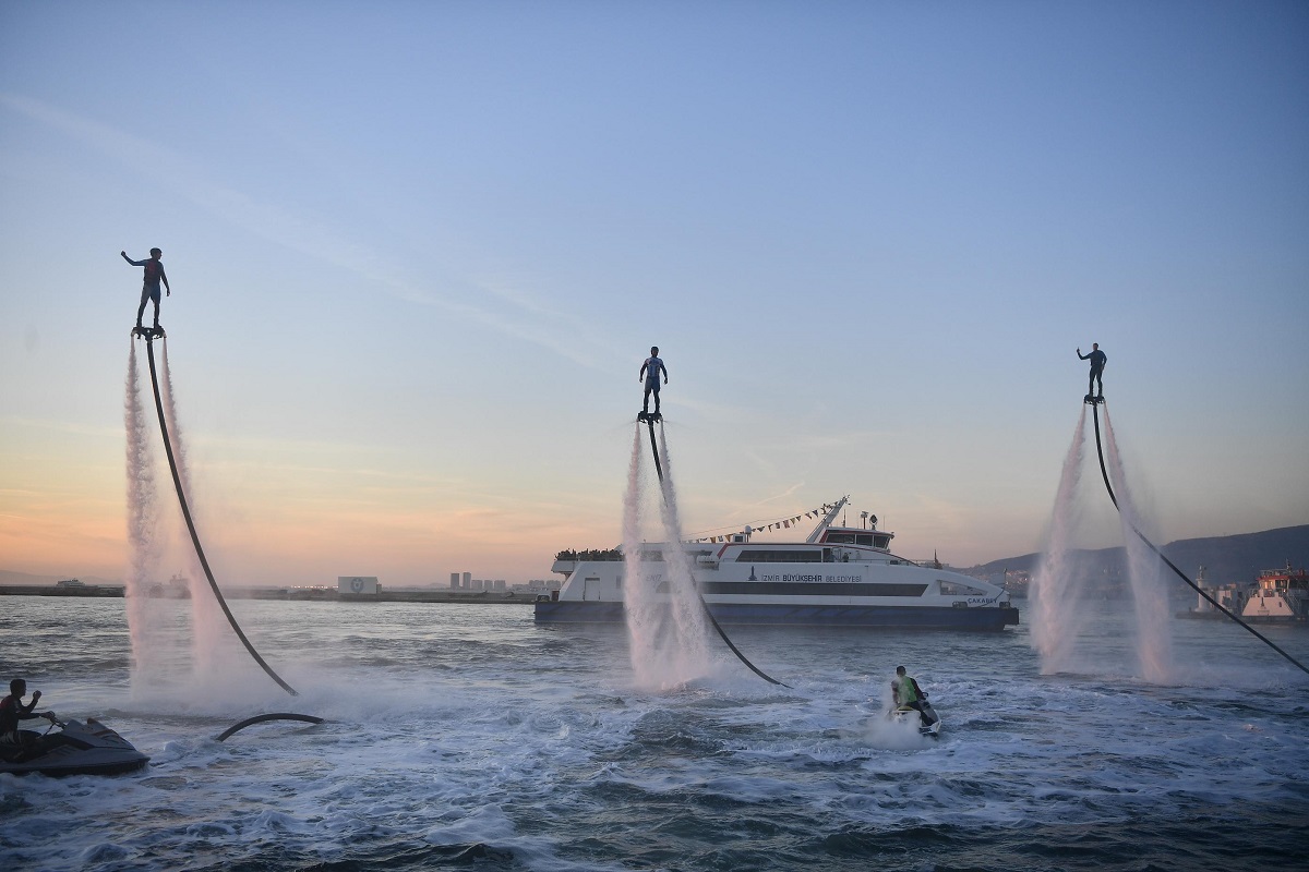 İzmirlilere flyboard sürprizi!