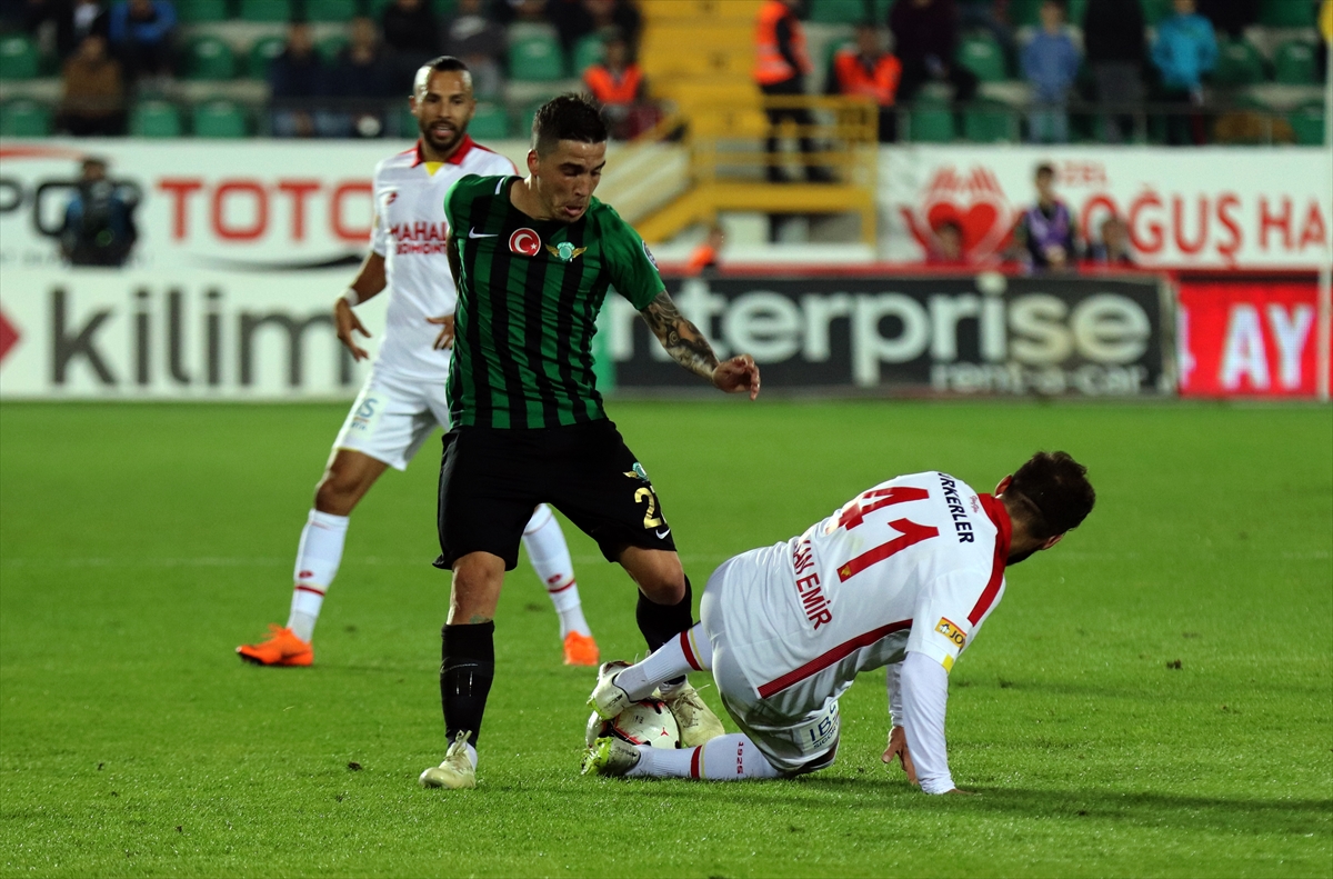Akhisarspor-Göztepe mücadelesinden kareler