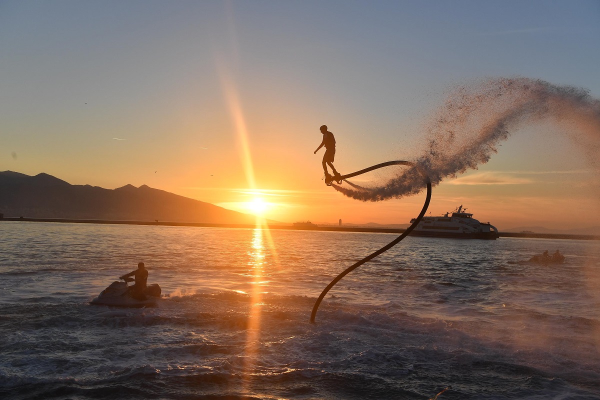İzmirlilere flyboard sürprizi!