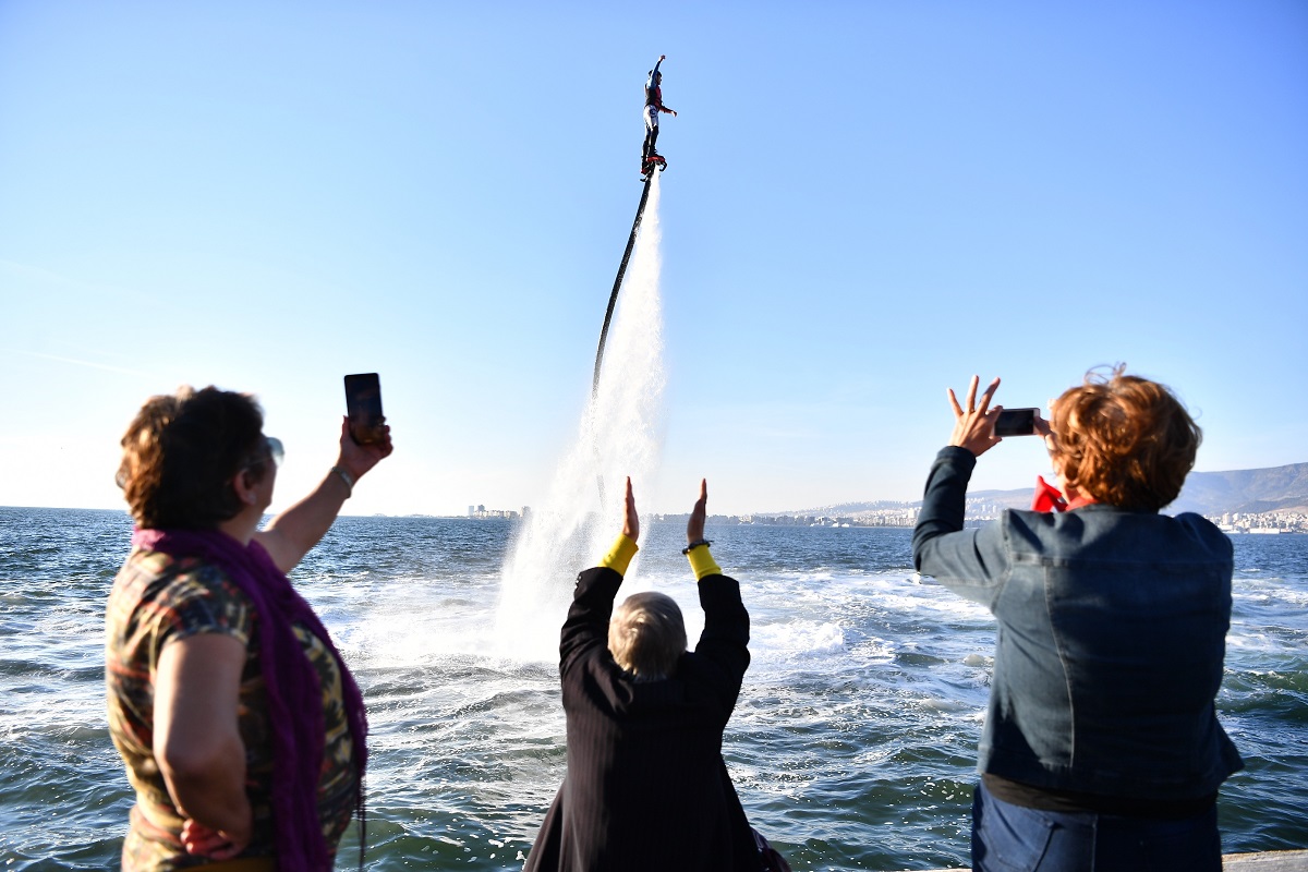 İzmirlilere flyboard sürprizi!