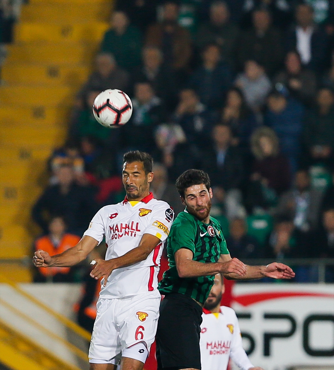 Akhisarspor-Göztepe mücadelesinden kareler