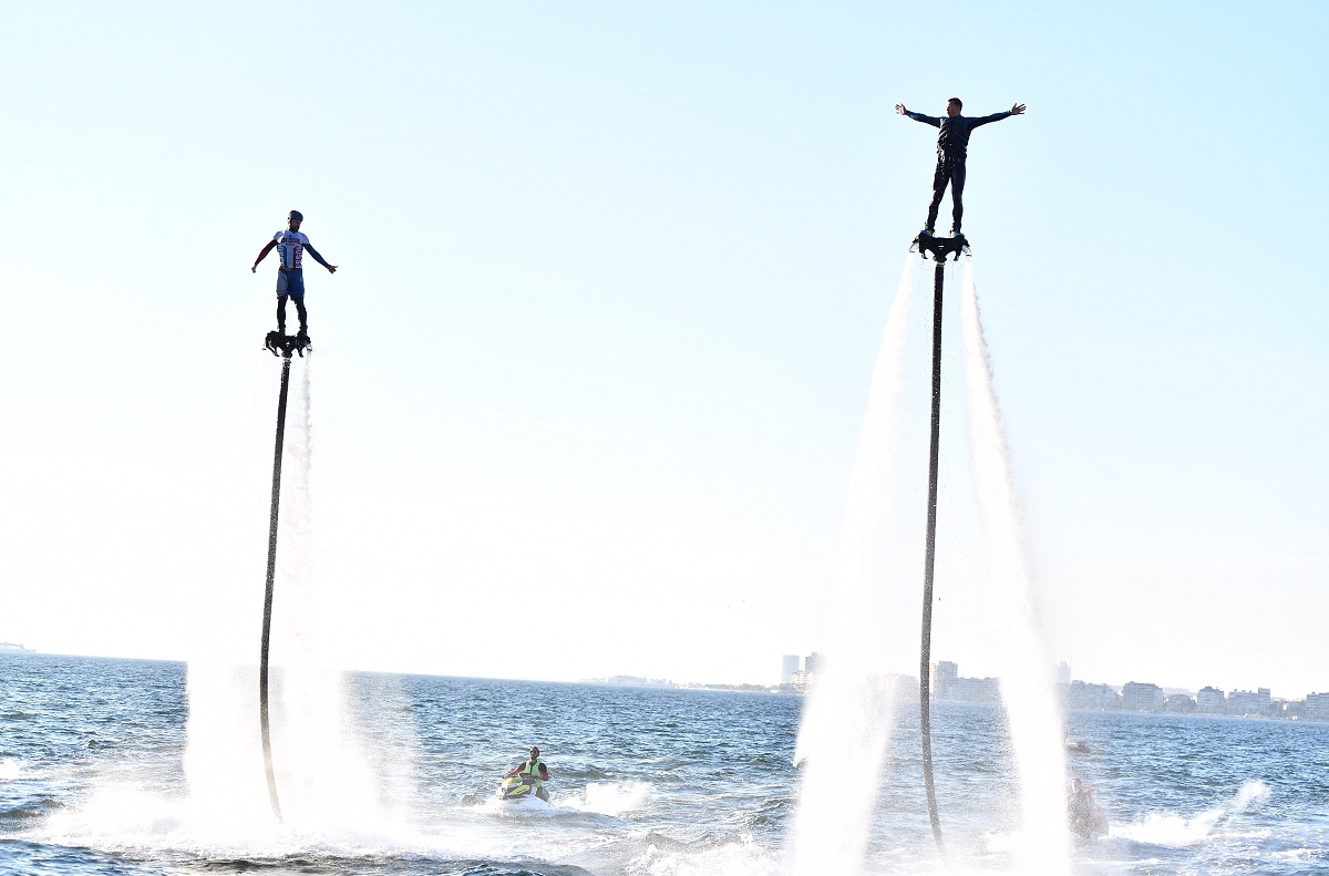 İzmirlilere flyboard sürprizi!