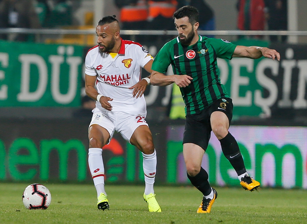 Akhisarspor-Göztepe mücadelesinden kareler