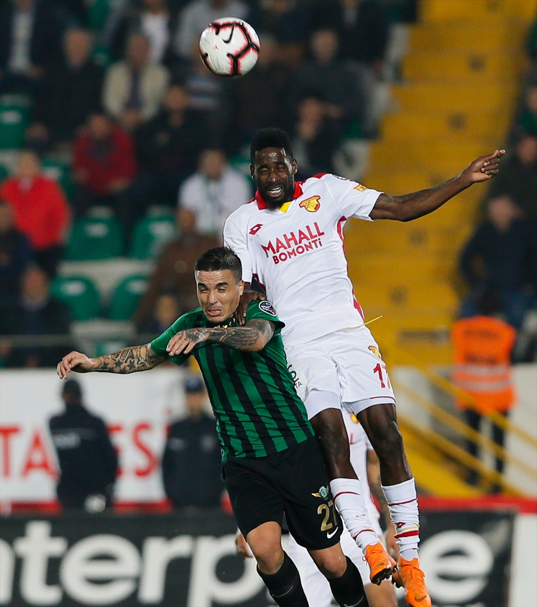 Akhisarspor-Göztepe mücadelesinden kareler