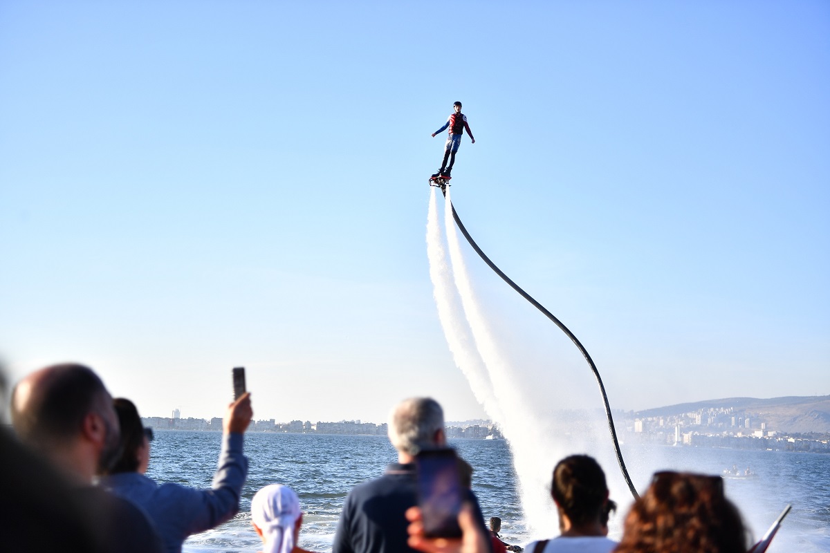 İzmirlilere flyboard sürprizi!