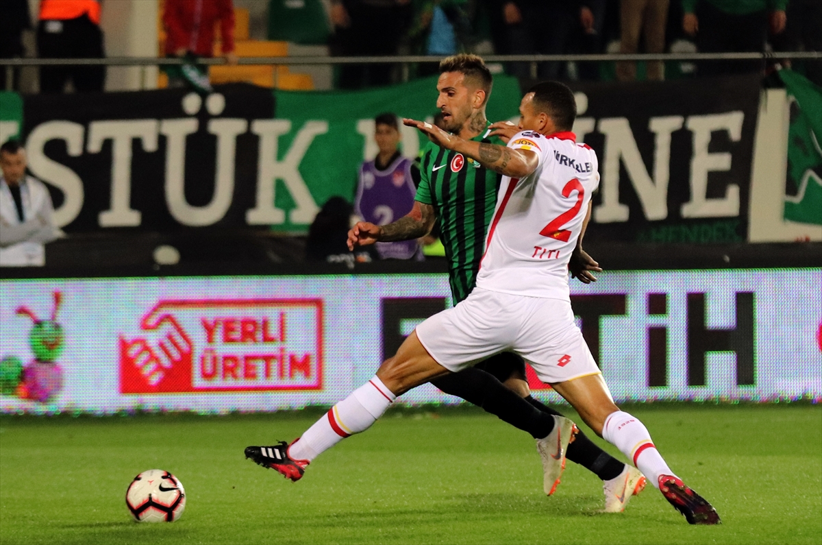 Akhisarspor-Göztepe mücadelesinden kareler