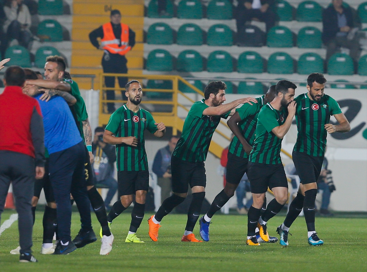 Akhisarspor-Göztepe mücadelesinden kareler