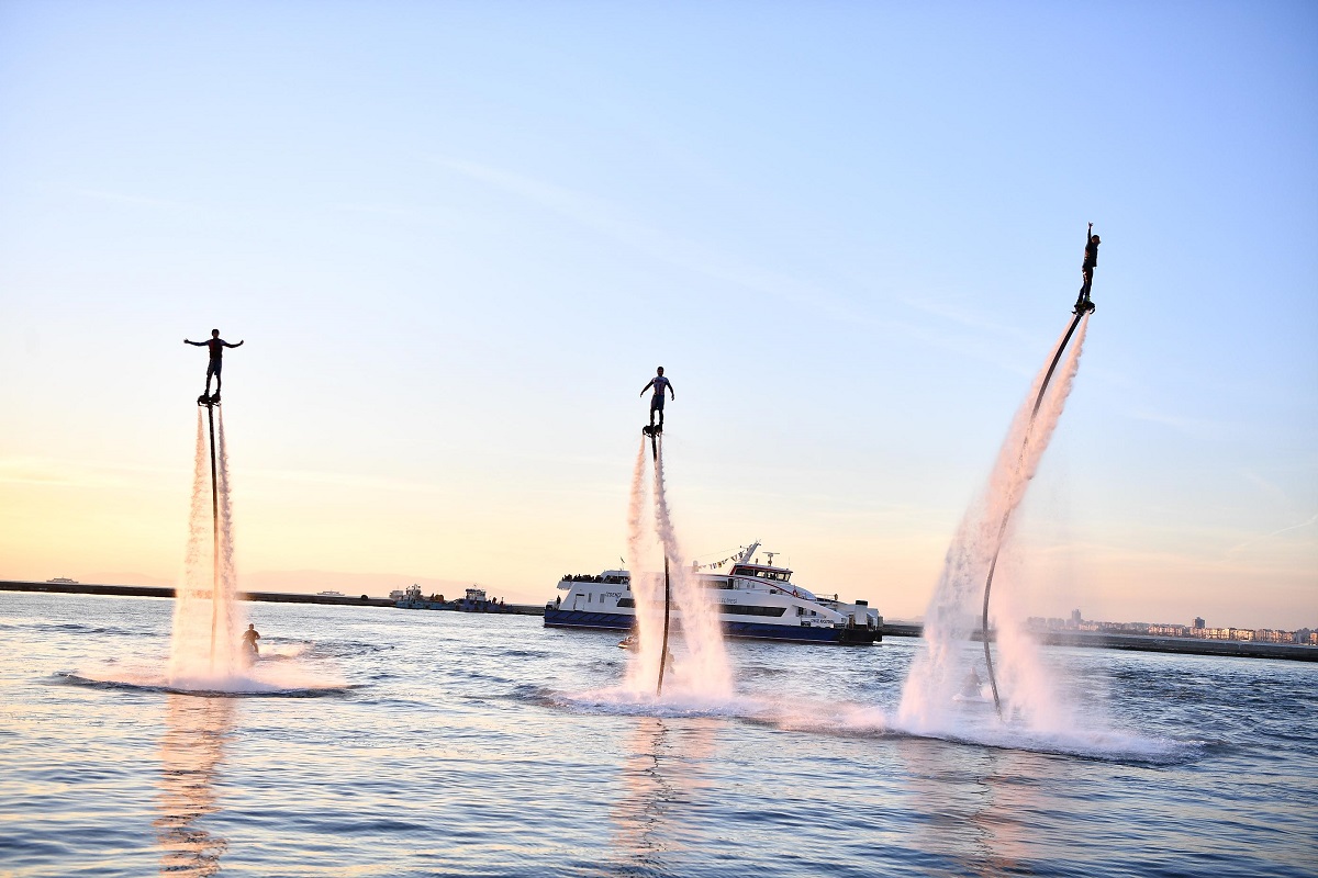 İzmirlilere flyboard sürprizi!