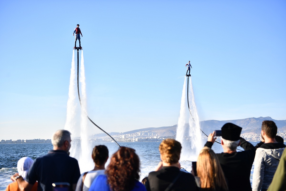 İzmirlilere flyboard sürprizi!