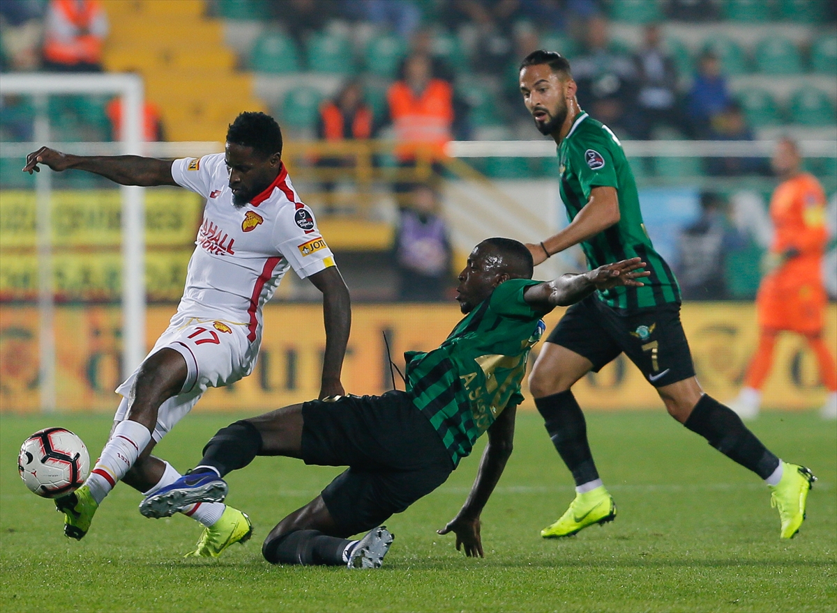 Akhisarspor-Göztepe mücadelesinden kareler