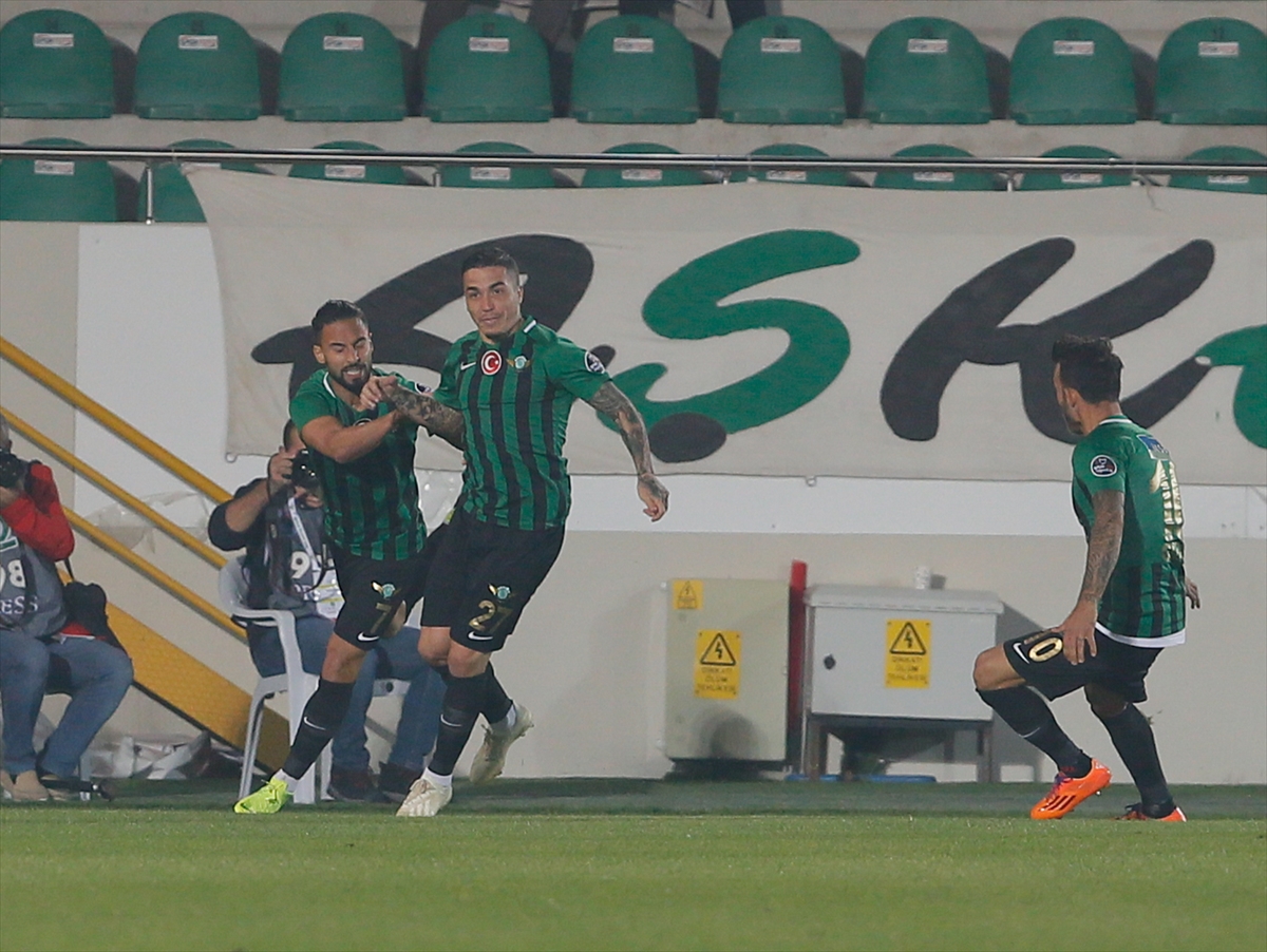 Akhisarspor-Göztepe mücadelesinden kareler