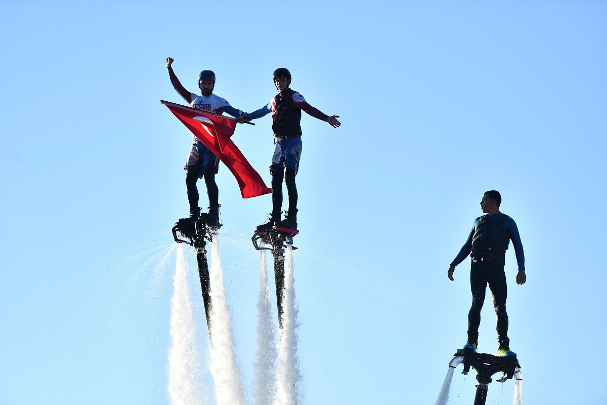 İzmirlilere flyboard sürprizi!