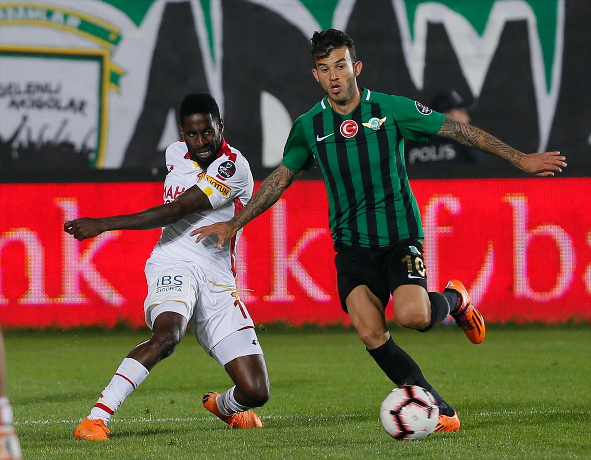 Akhisarspor-Göztepe mücadelesinden kareler