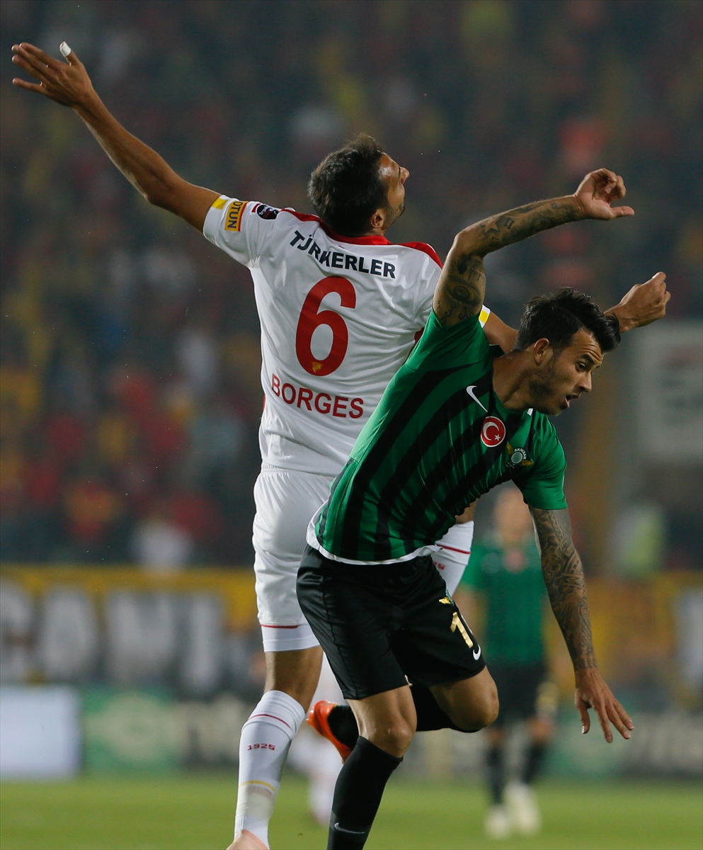 Akhisarspor-Göztepe mücadelesinden kareler