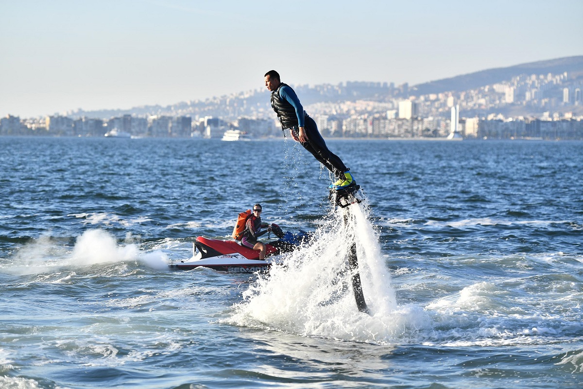 İzmirlilere flyboard sürprizi!