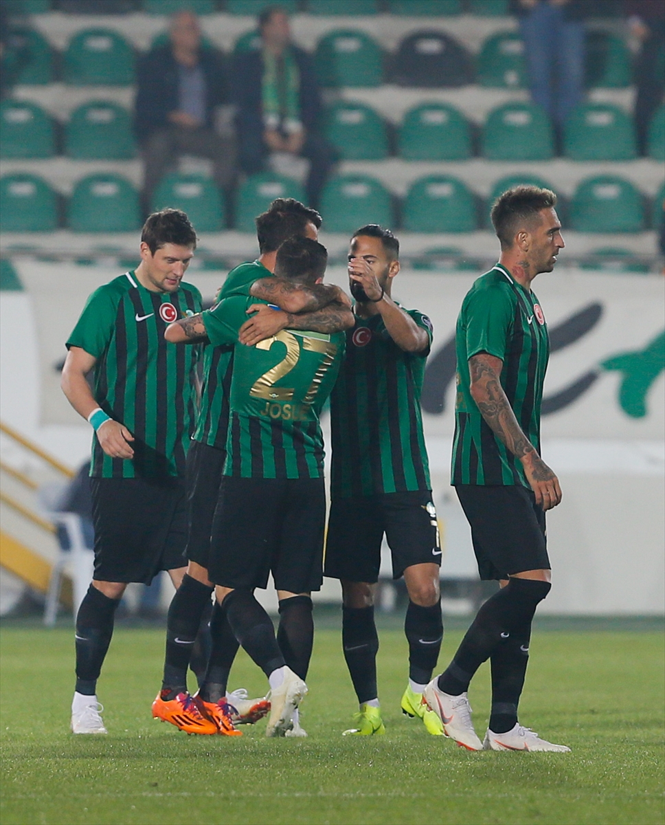 Akhisarspor-Göztepe mücadelesinden kareler