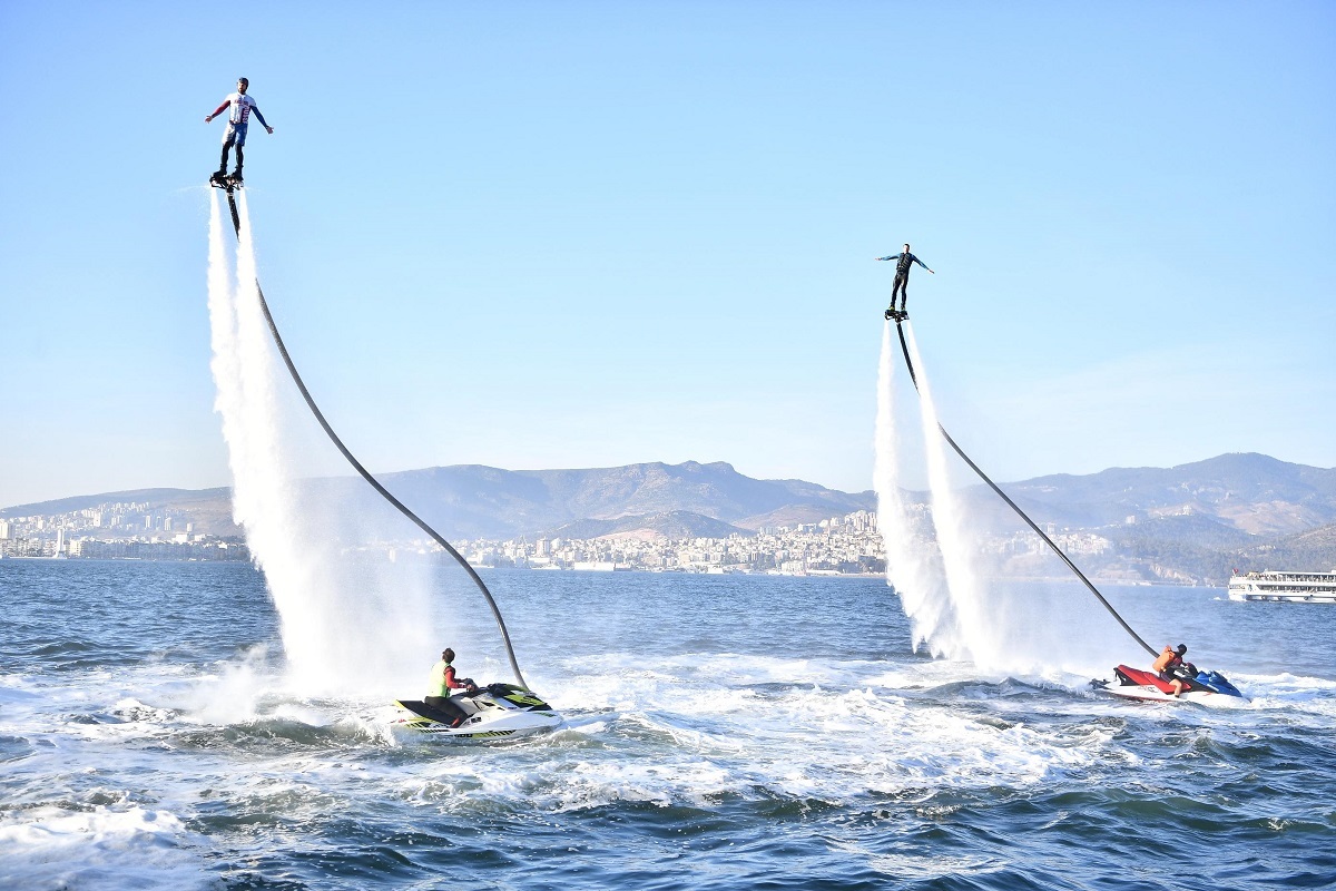 İzmirlilere flyboard sürprizi!