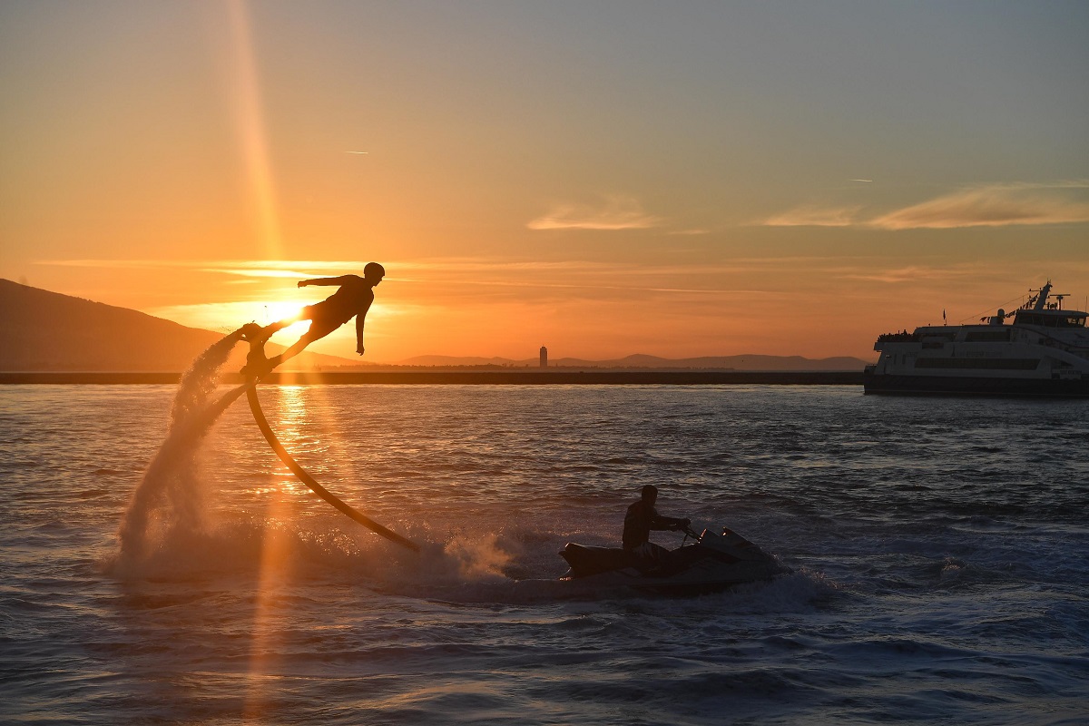 İzmirlilere flyboard sürprizi!