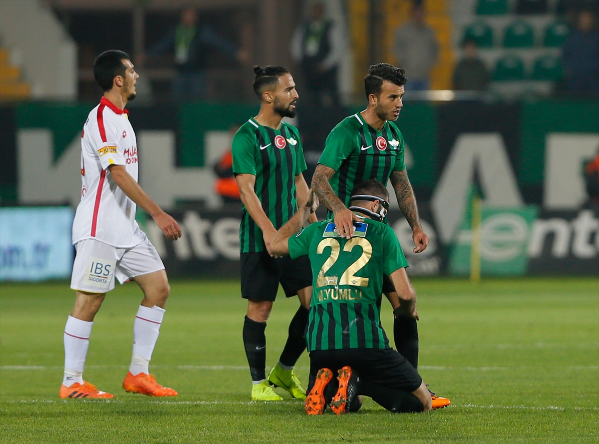 Akhisarspor-Göztepe mücadelesinden kareler