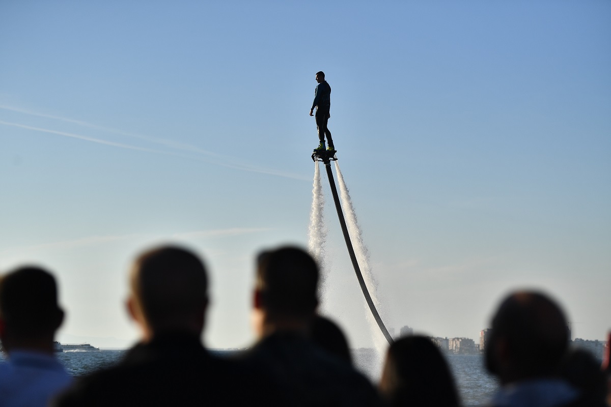 İzmirlilere flyboard sürprizi!