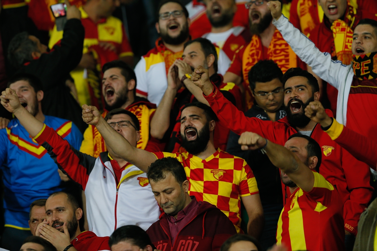 Akhisarspor-Göztepe mücadelesinden kareler