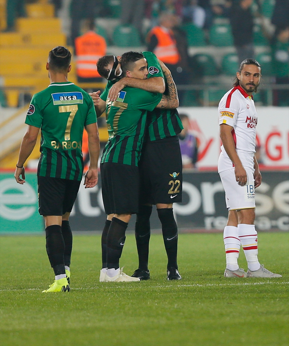 Akhisarspor-Göztepe mücadelesinden kareler