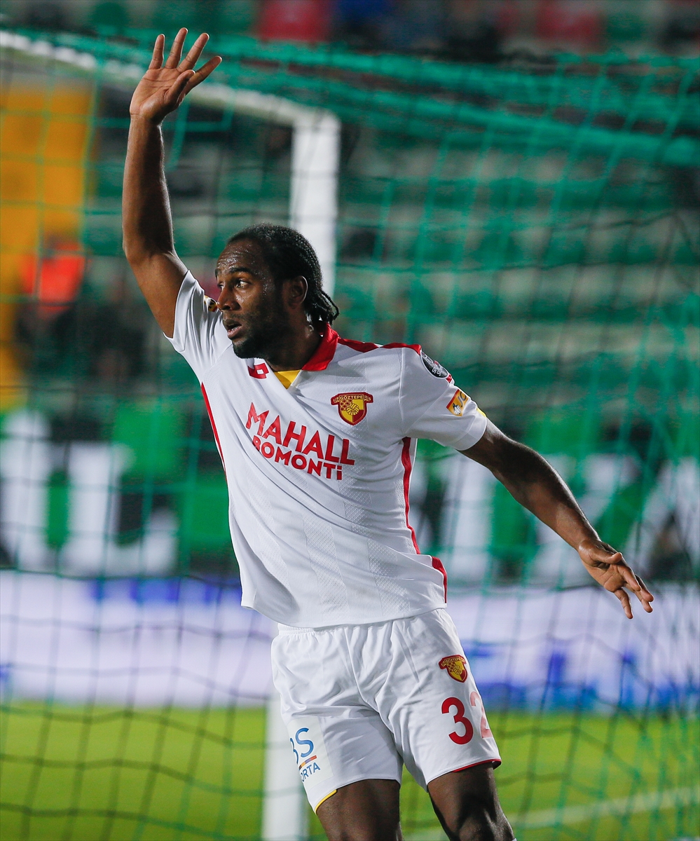 Akhisarspor-Göztepe mücadelesinden kareler