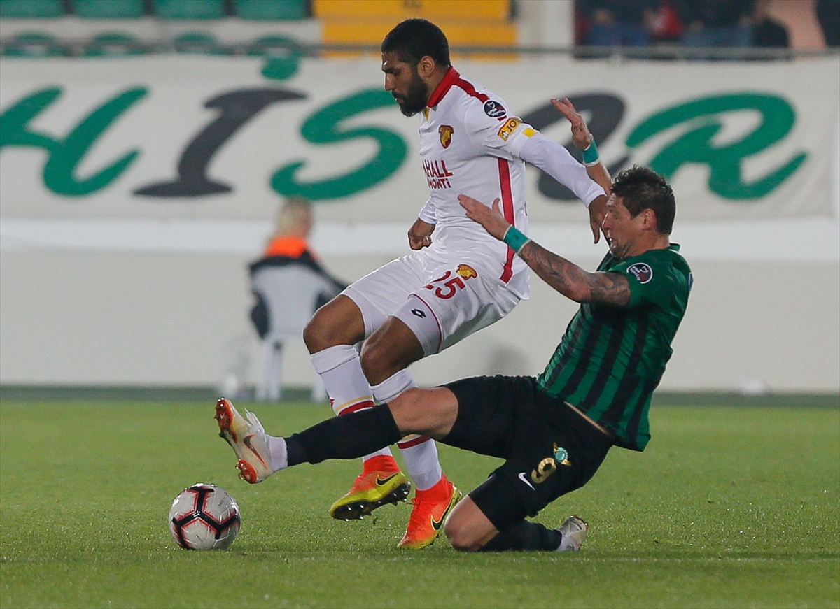 Akhisarspor-Göztepe mücadelesinden kareler