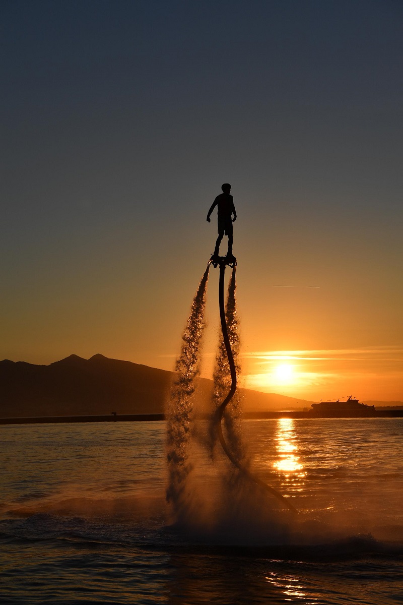İzmirlilere flyboard sürprizi!