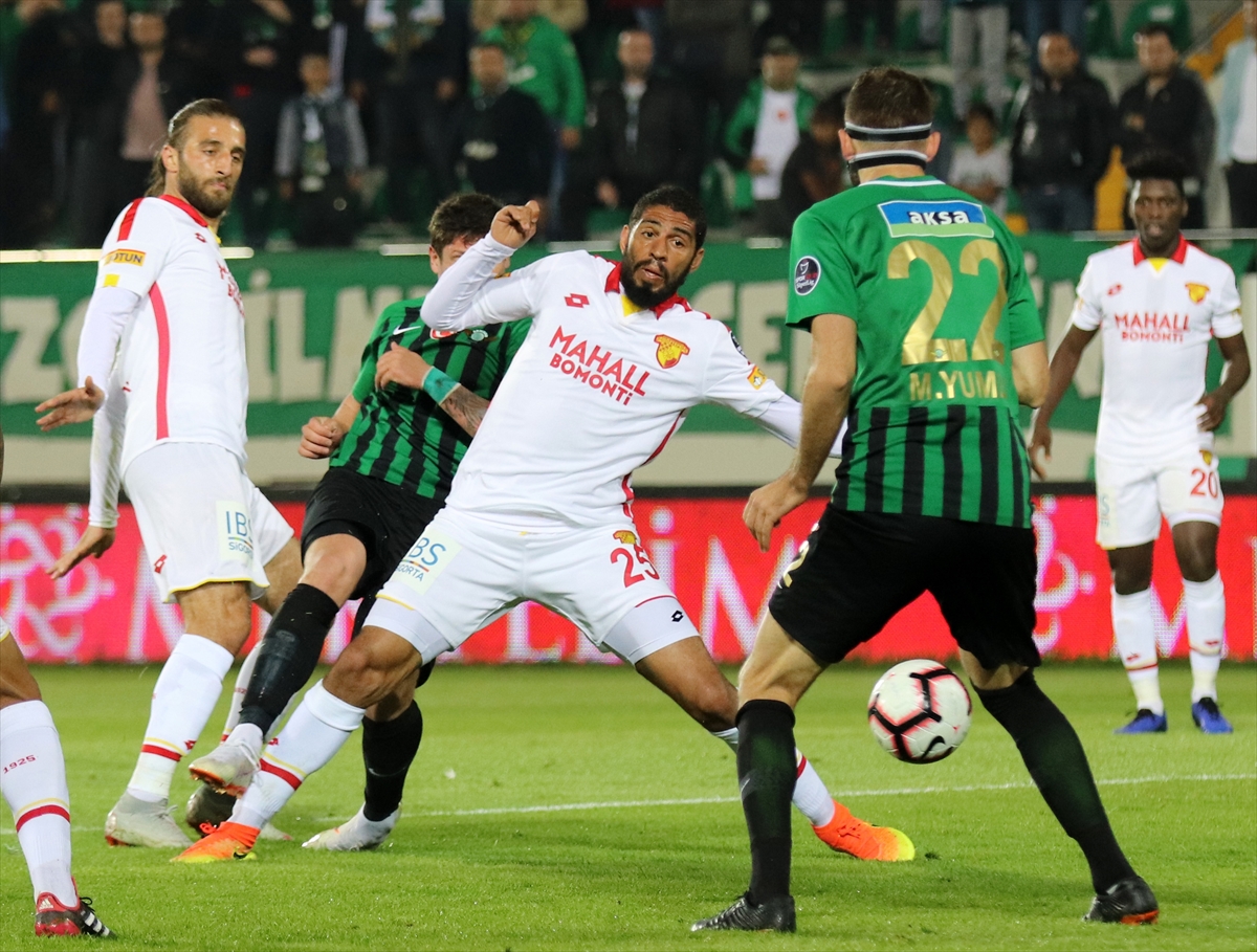 Akhisarspor-Göztepe mücadelesinden kareler