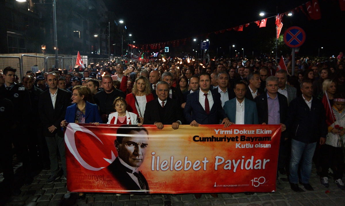 Yer gök Cumhuriyet ışığıyla aydınlandı!