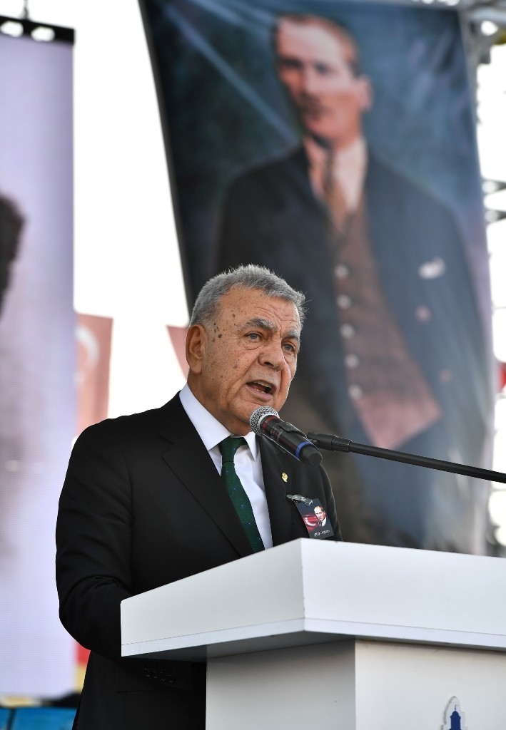 On binlerce İzmirli Atası'na saygı için yürüdü...