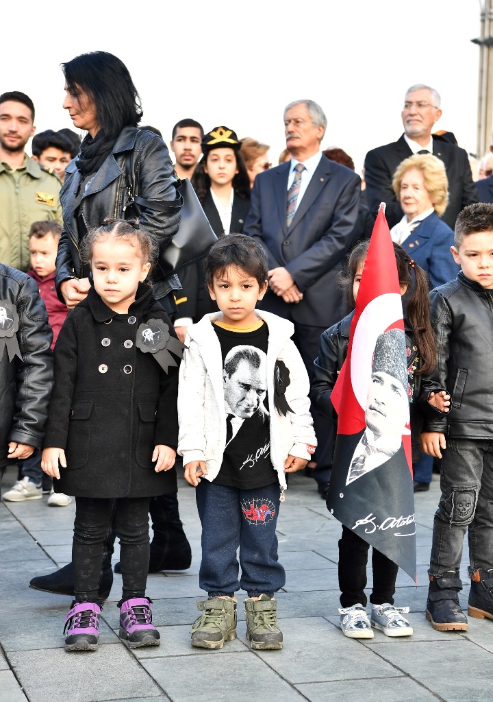 Saat 09:05'te İzmir'de hayat durdu...